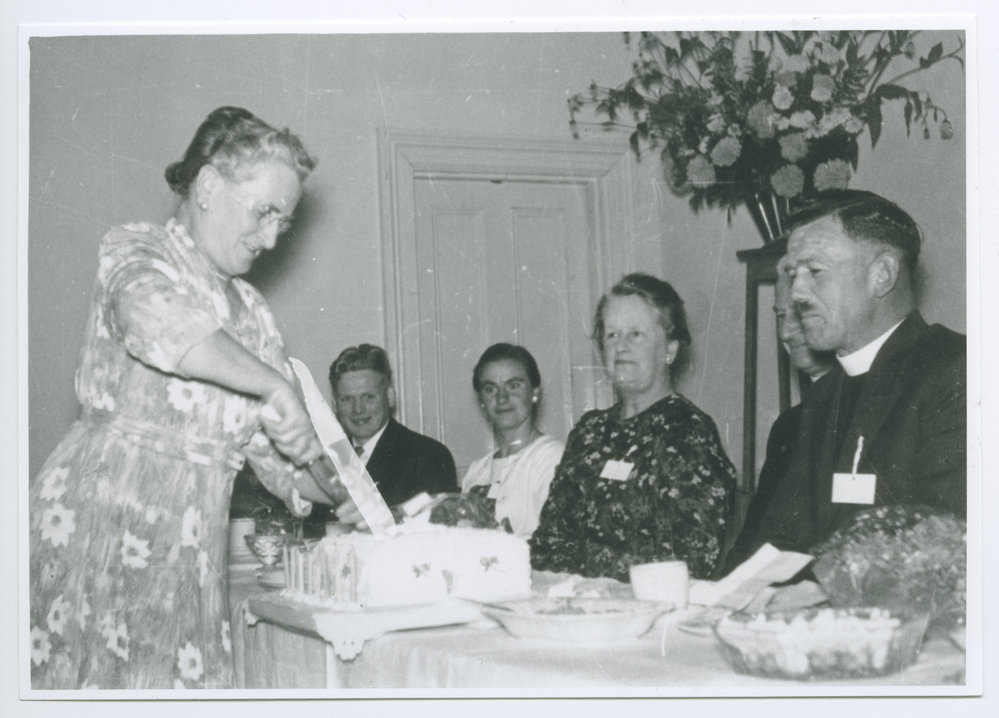 Miss Edmond cuts the cake