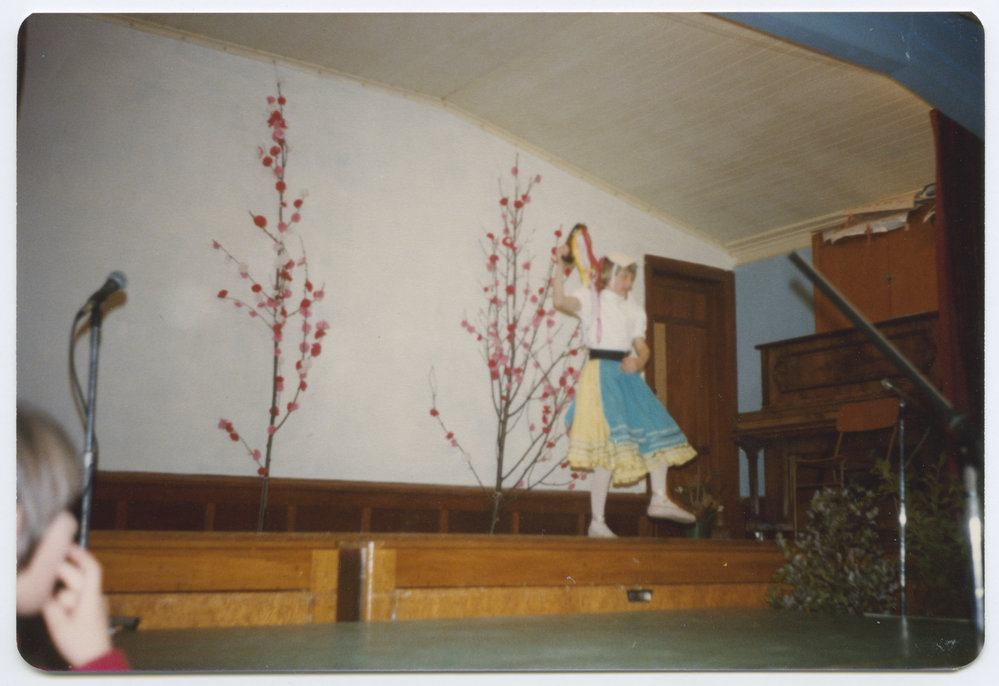 Lyn Allan performing at the Sunday School Concert