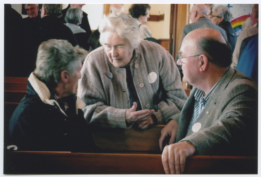 Betty Lyttle talking with Marg and Hartley Medes