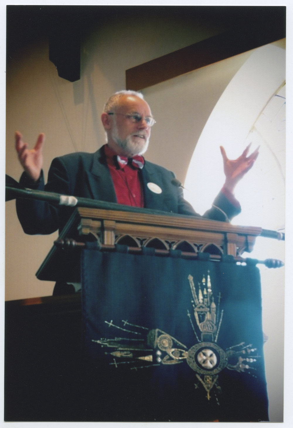 Rev. Dr Yeoman preaching with an oar