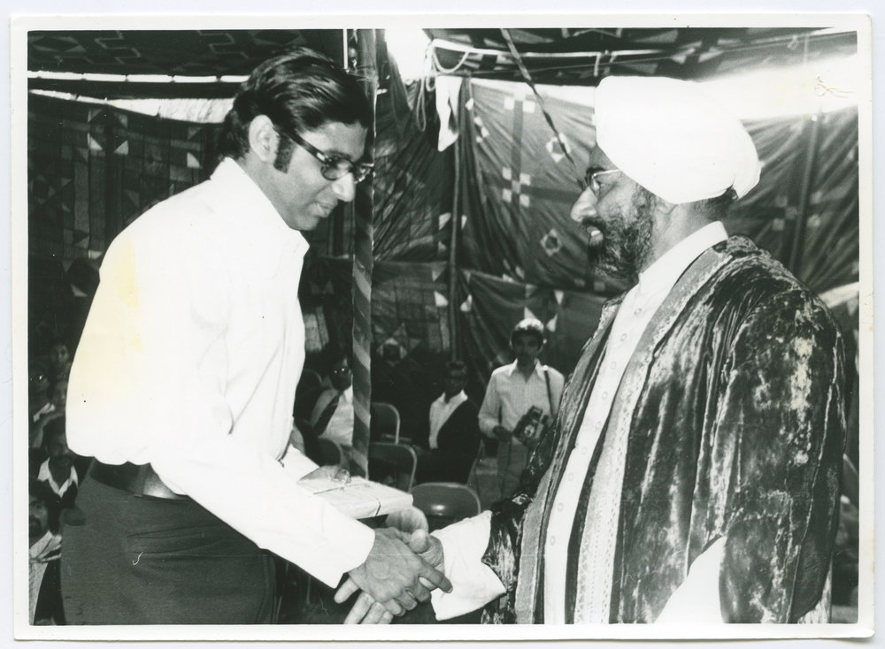 Dr Kiram Kapoor receives a prize