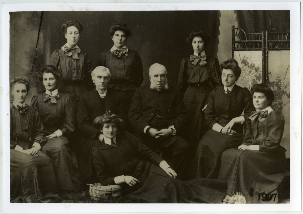 Deaconess College students with lecturers, 1907