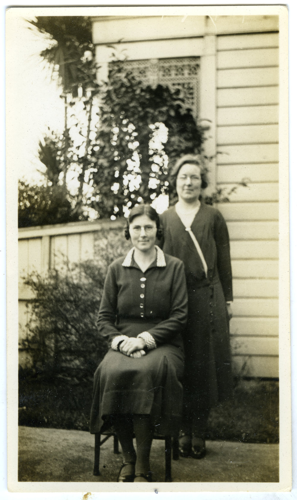 Miss Bell Thompson and Miss E L Saunders in a garden