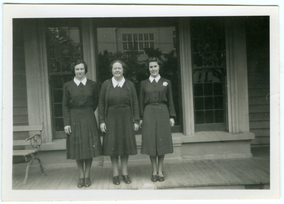 Miss Daisy Dempsey and students