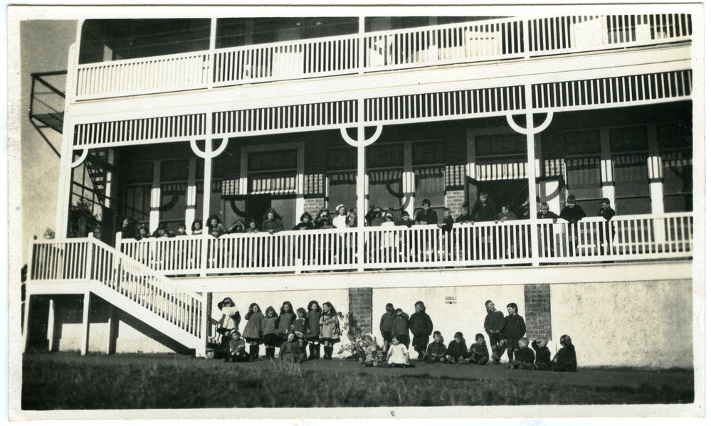 Glendining children on the balcony 