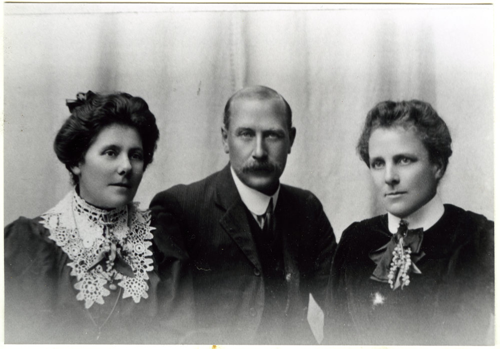 Owen, Annie and Nellie Moore, Portrait