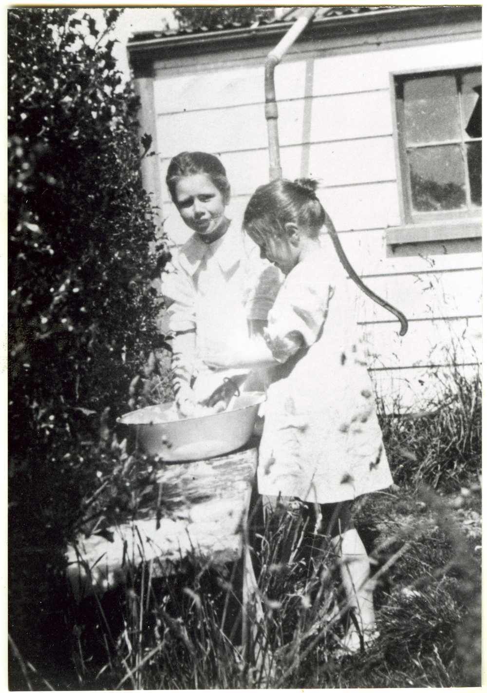 Beth Saunders and Lilla Ellett washing up