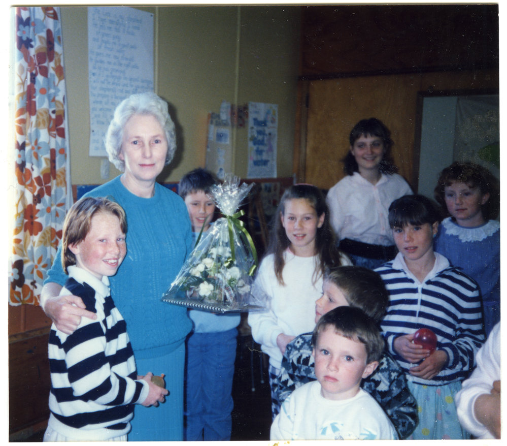 Frances Morton presents Rosemary Harris with a bouquet of flowers