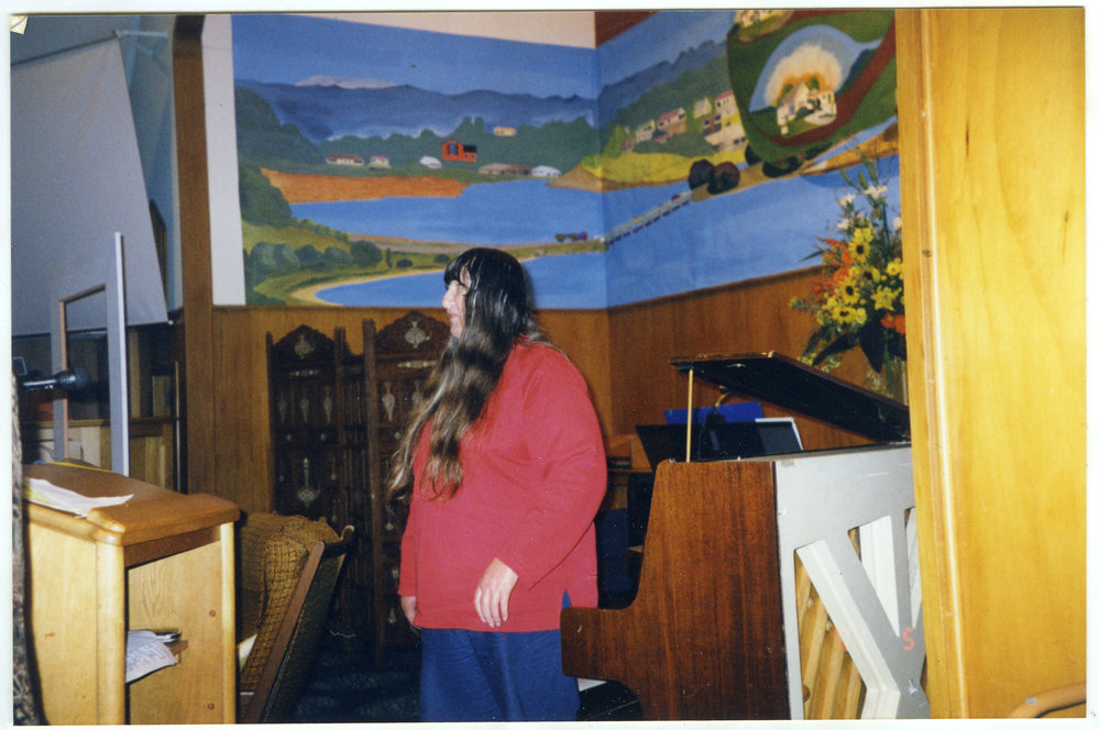 Jenny Spruce about to play the piano, St. Enoch's Church