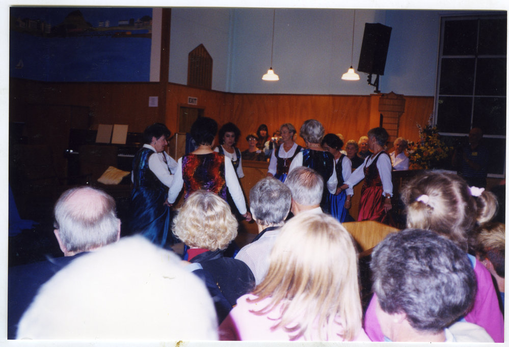 Israeli dancers entertain, St. Enoch's Church