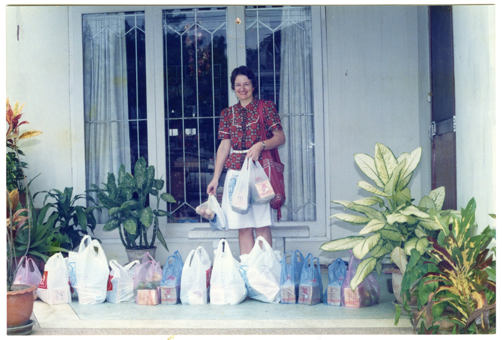 Kathryn McDaniel with food parcels, Thailand, 1990