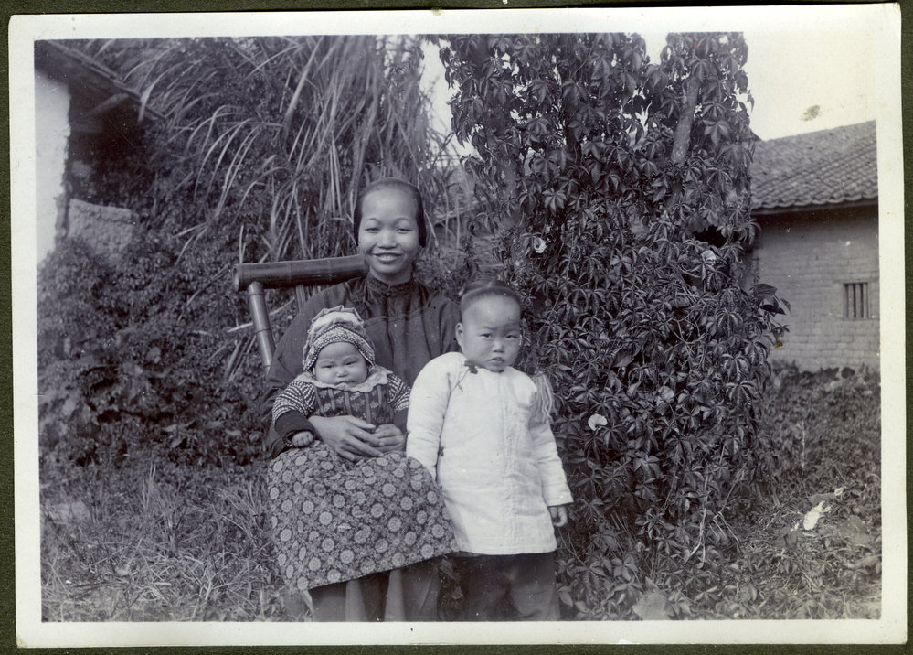 Mrs Sau and children, 1910