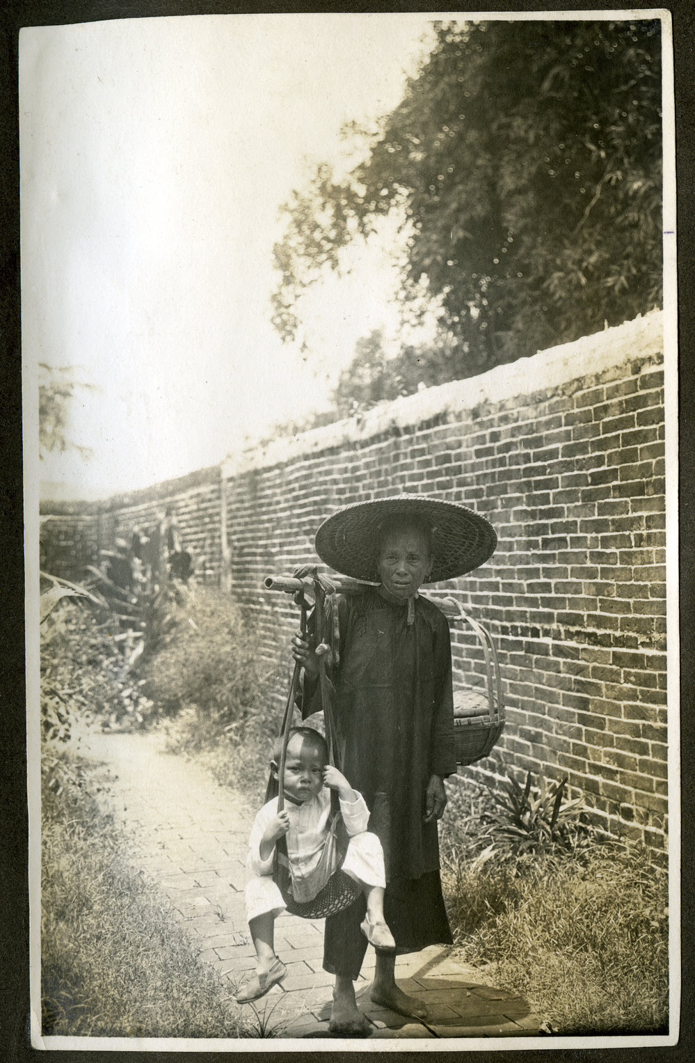 Unidentified Chinese woman and child at Yan Woh