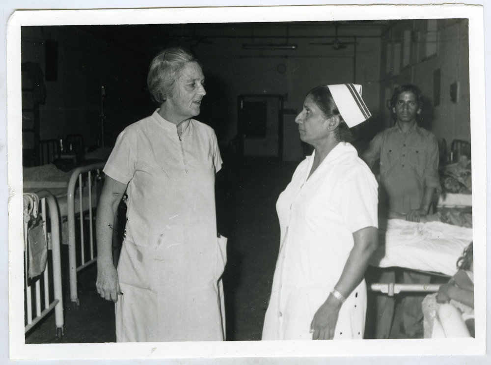 Beryl Howie speaks to Indian nurse at the Christian Medical College, Ludhiana, India
