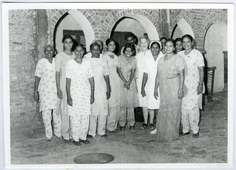 Group photograph of Beryl Howie standing with unidentified patients, Ludhiana