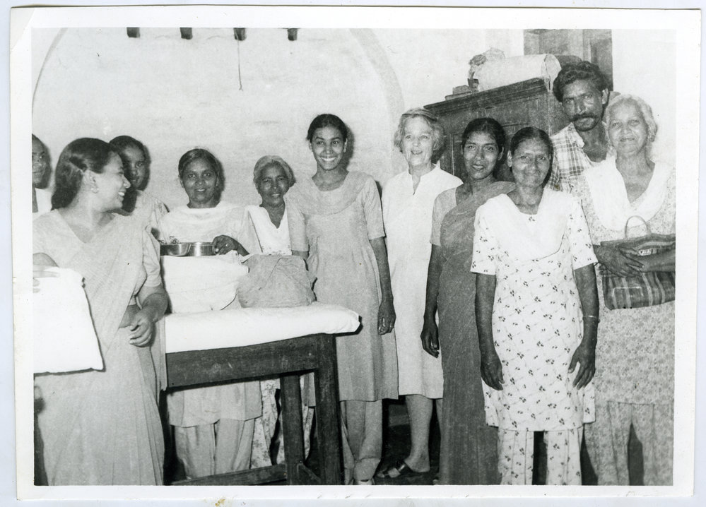 Beryl Howie stands with unidentified women (presumably patients), with one woman holding metal medical equipment, Ludhiana