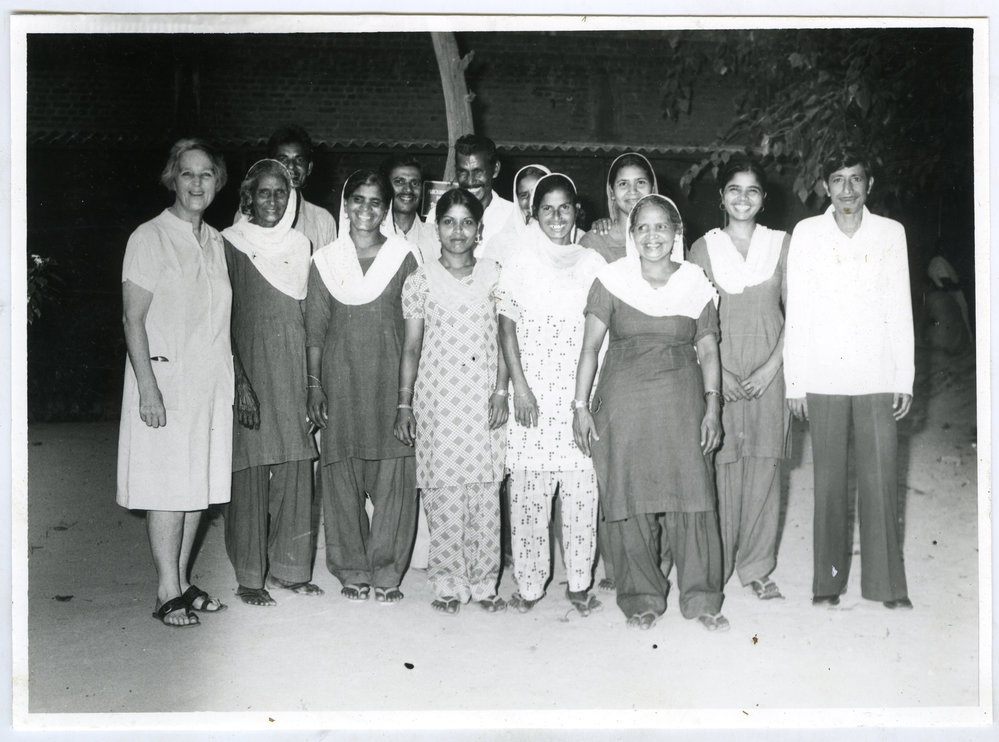 Beryl Howie and a group of unidentified Indian women and men