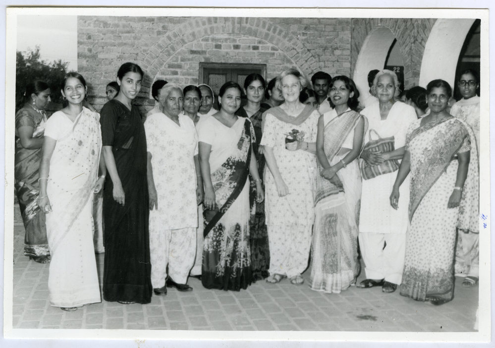 Beryl Howie and a group of unidentified Indian women and men, Christian Medical College and Hospital, Ludhiana
