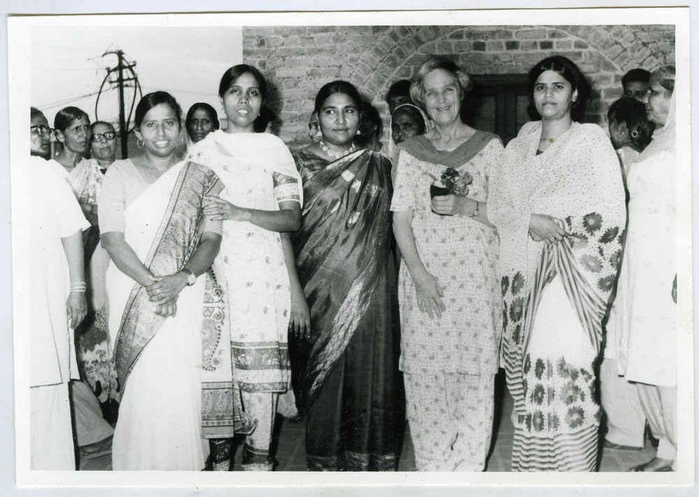 Beryl Howie stands with unidentified Indian women, Christian Medical College Hospital, Ludhiana
