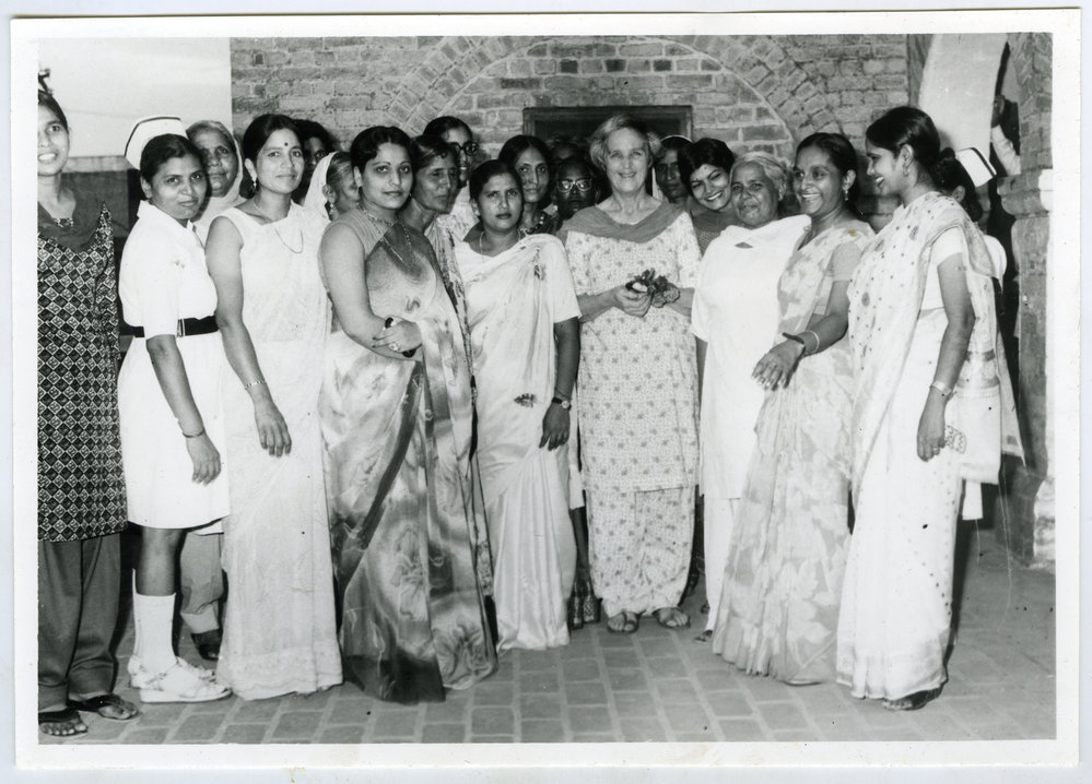 Beryl Howie standing among unidentified Indian women, Christian Medical College and Hospital, Ludhiana