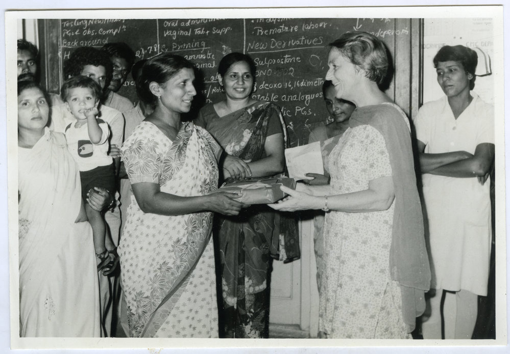 Beryl Howie receiving a gift from an unidentified Indian woman, Christian Medical College and Hospital, Ludhiana