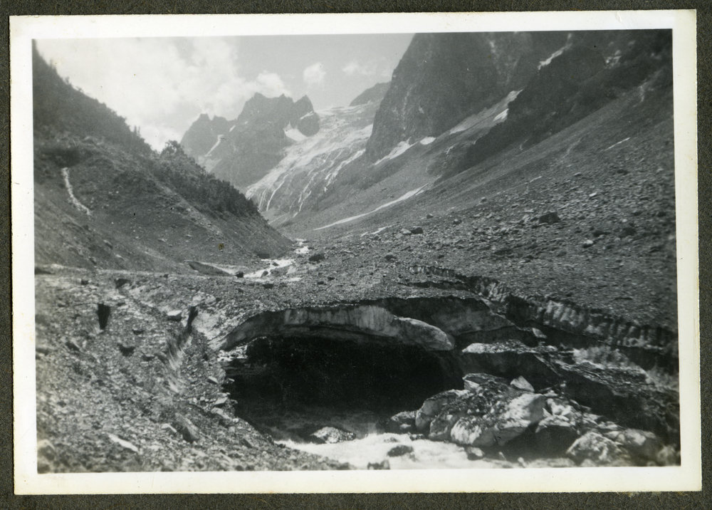 "Snow bridge," glaciers and mountain in India