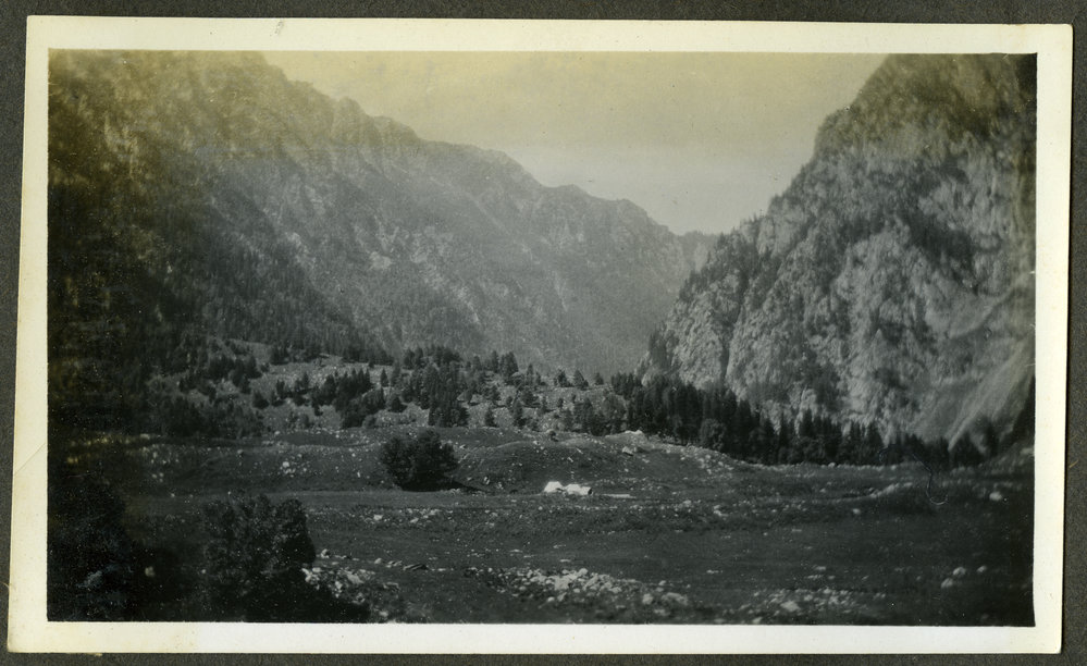 "Sonamarg," valley in India surrounded by rocky mountains