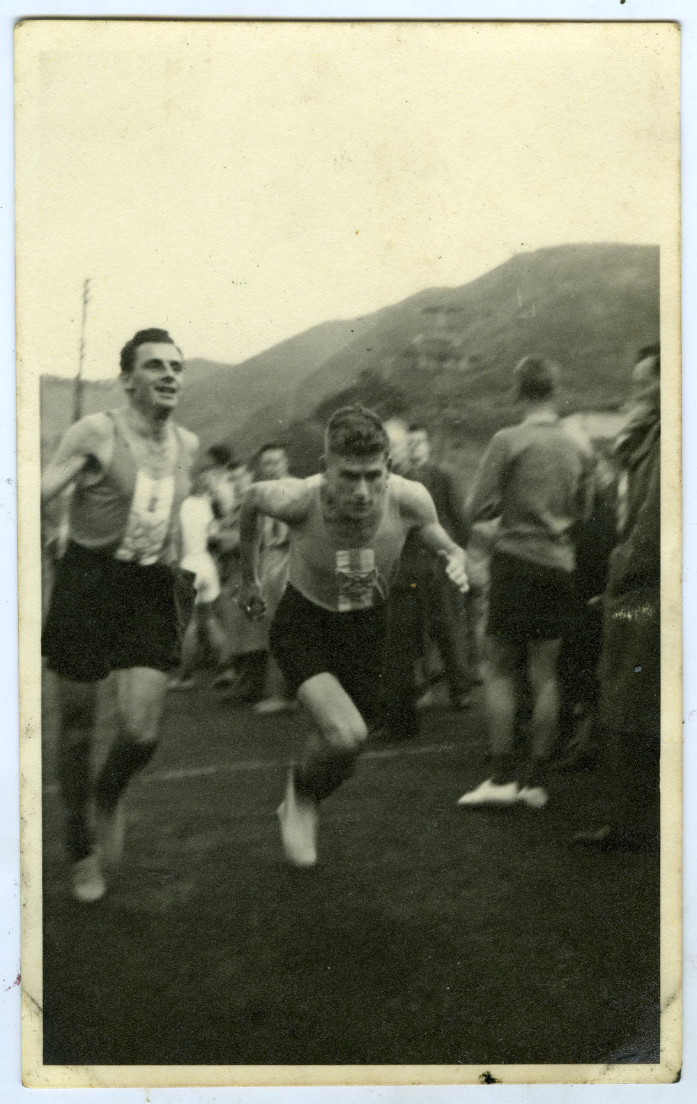 "Bob Read taking over from Hugh Walls at Petone," Wellington Masterton Relay, Presbyterian Harrier Club - Wellington, 1946.