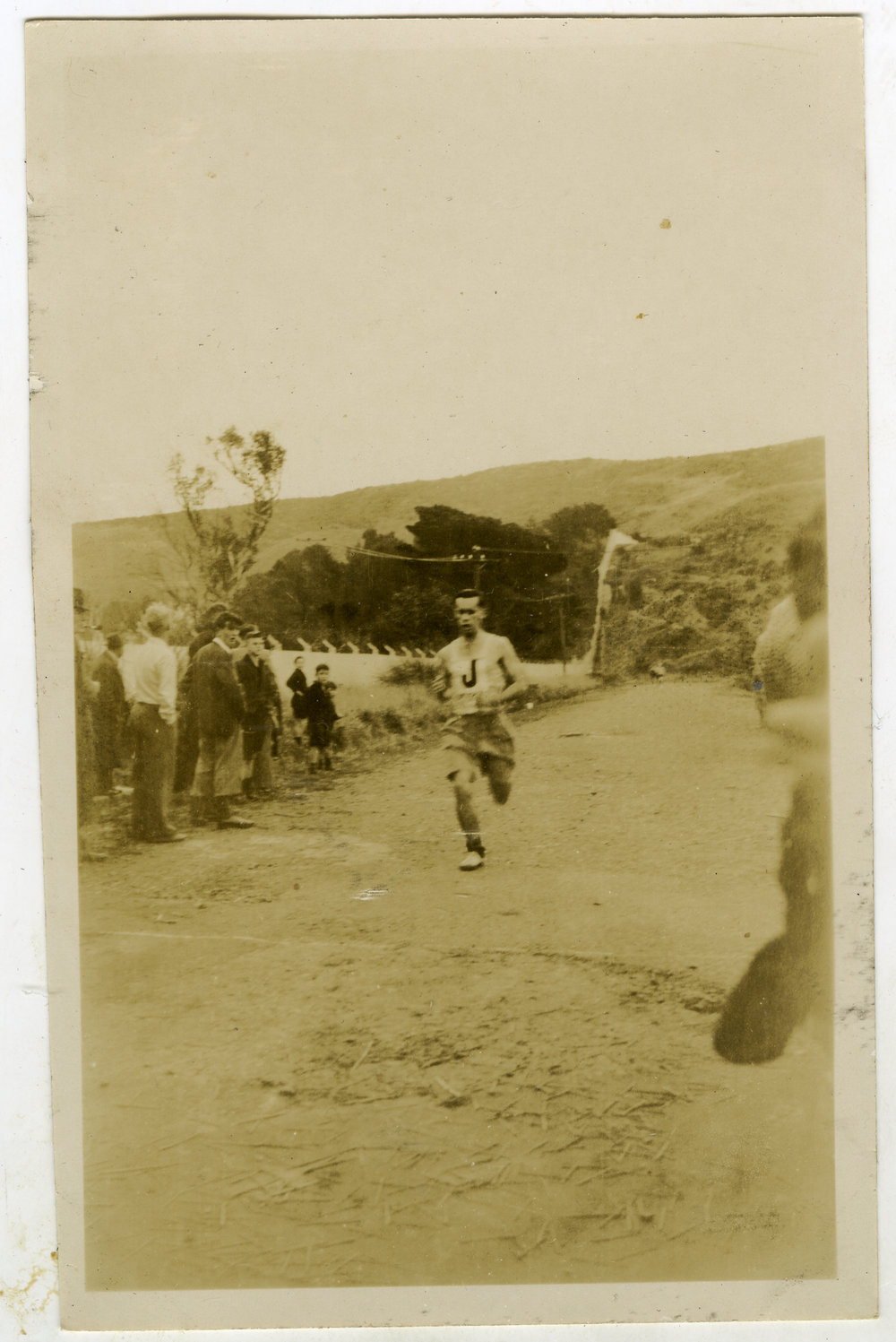 "Ken Bruce," running in the Shaw Baton Relay, 1947, Presbyterian Harrier Club - Wellington