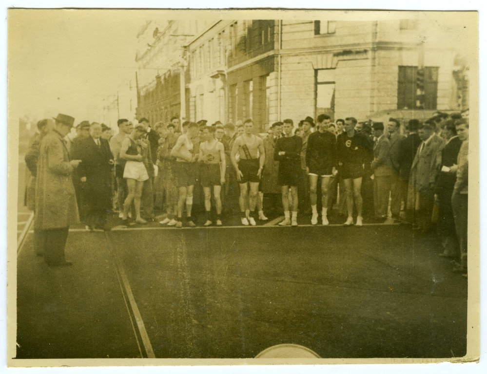 "The Start, Relay, 1949" Presbyterian Harrier Club, Wellington
