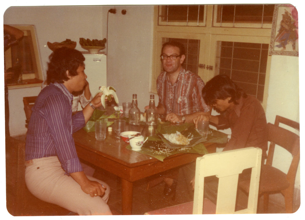 Tingkat 4 Students and Robert Patterson Having Their Meal
