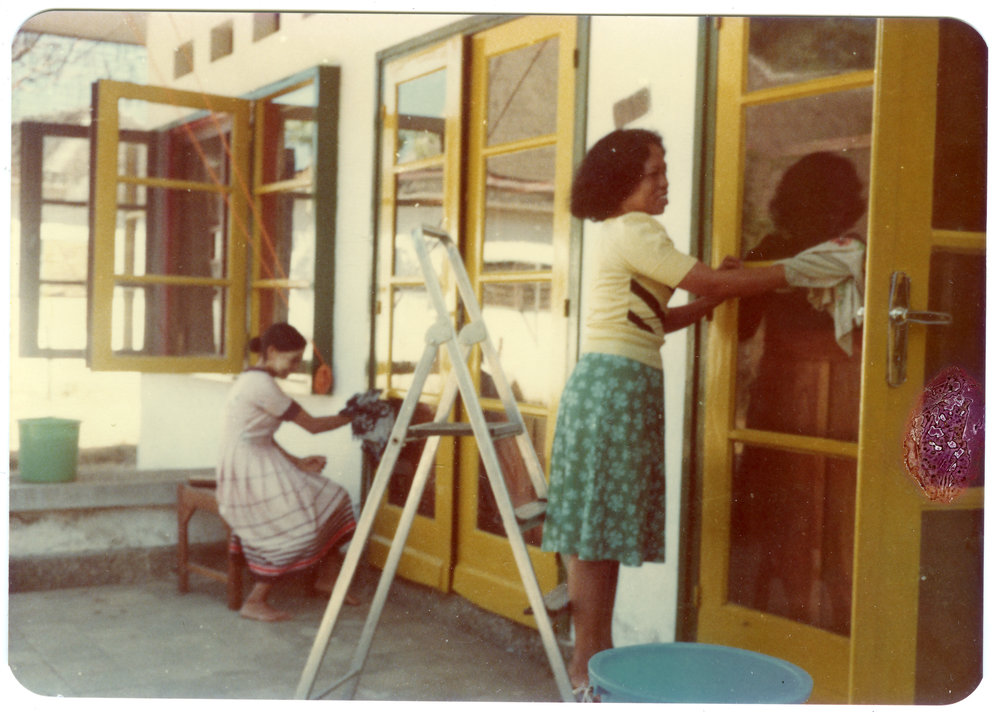 Guesthouse Servants Cleaning Windows