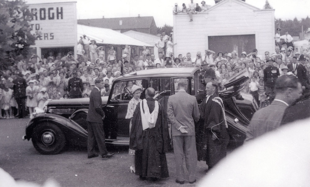 Visit of the Queen to St. Johns, Rotorua.