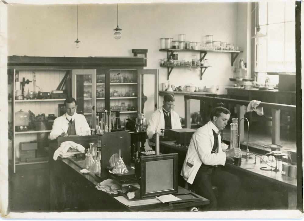 Knox College Medical Students In Lab