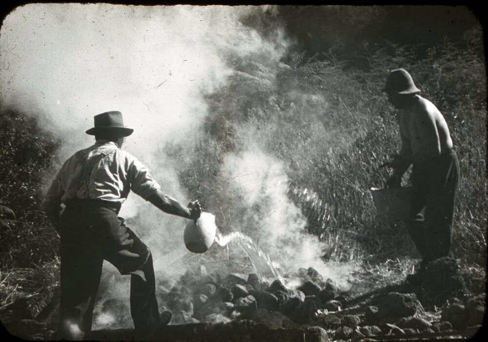 Pouring Water on a Hāngī