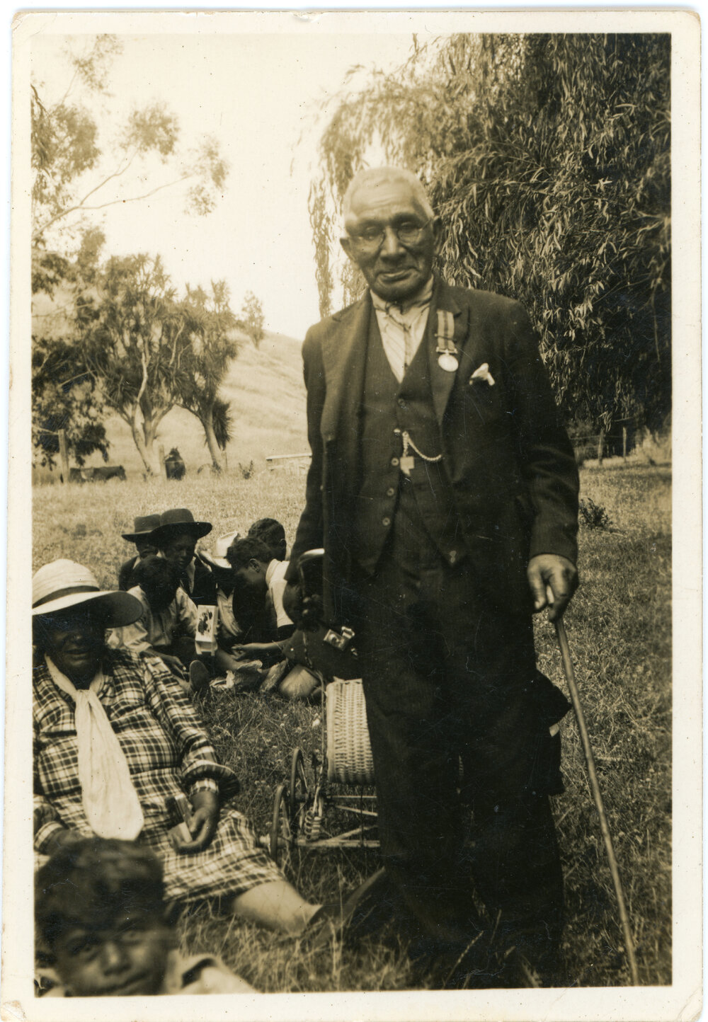 Unknown Māori Kaumātua And His Whānau