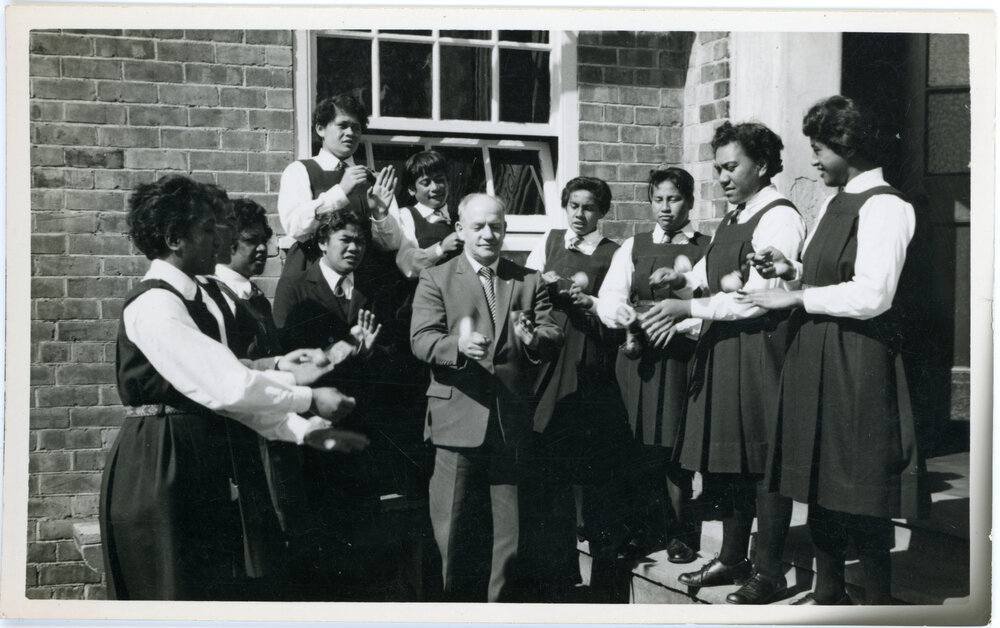 Turakina Māori Girls College Students Teaching How To Use The Poi 