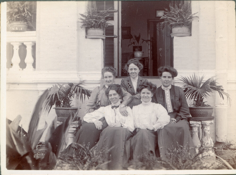 The Koo Neungs, Canton