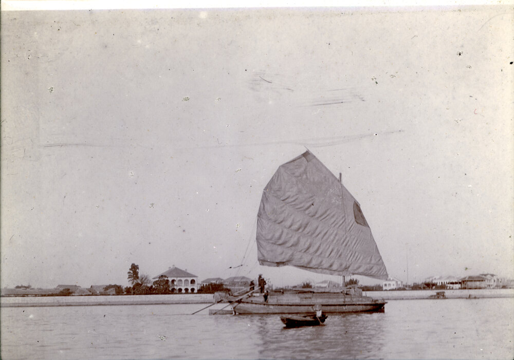 Travelling sampan with sail out