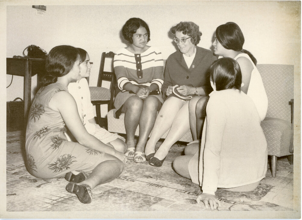 Sister Gwen Meyer Chats With Five Māori Young Women At The Pentland Avenue Hostel Auckland 