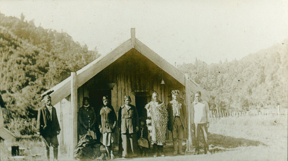 Māori Wharenui  At Tawhana