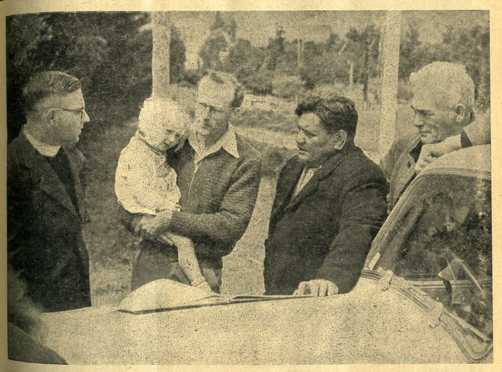 Māori Synod group by a car
