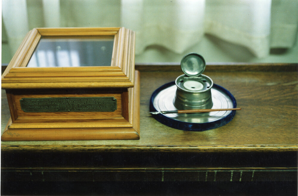 Union inkwell and pen 