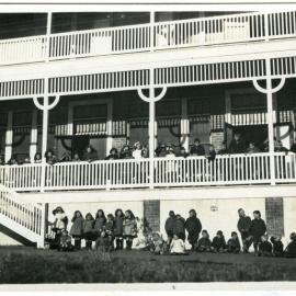 Glendining children on the balcony 