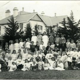The family at Glendining Home, 1915