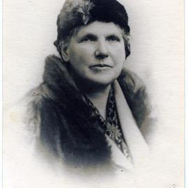 Unidentified woman, studio portrait