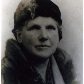 Unidentified woman, studio portrait