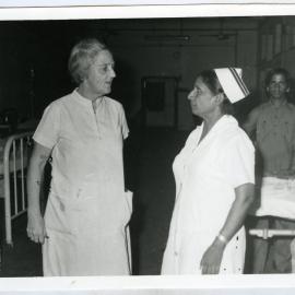 Beryl Howie speaks to Indian nurse at the Christian Medical College, Ludhiana, India