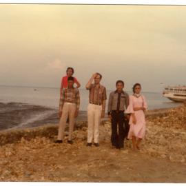 Group at the Harbour Bridge at Bajoe