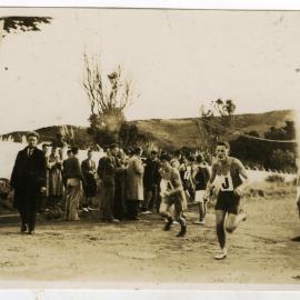Graeme Kirk, John Oborn and Bill Bate racing in the Shaw Baton Relay, 1947 - Presbyterian Harrier Club, Wellington
